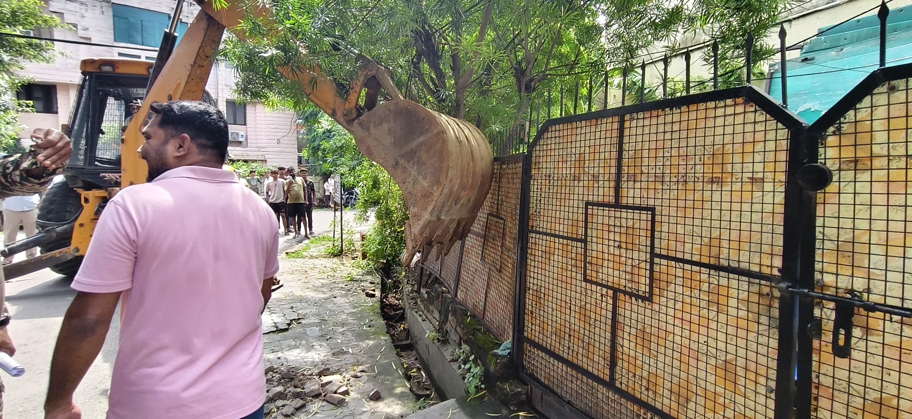 नेहरू एन्क्लेव में अवैध निर्माण तोड़ने पहुंची एलडीए की टीम। नेहरू एन्क्लेव में अवैध निर्माण तोड़ने पहुंची एलडीए की टीम।