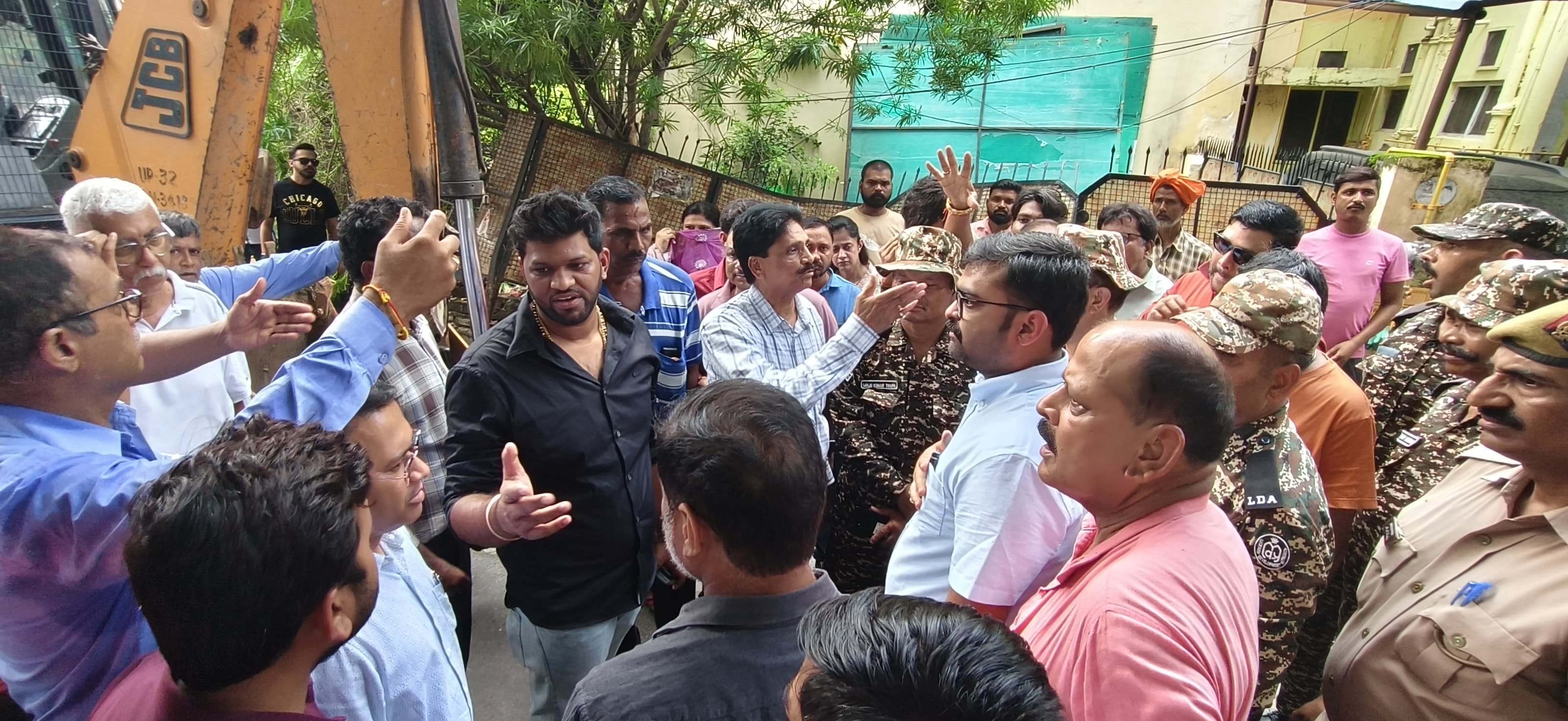 नेहरू एन्क्लेव में अवैध निर्माण तोड़ने पहुंची एलडीए की टीम। नेहरू एन्क्लेव में अवैध निर्माण तोड़ने पहुंची एलडीए की टीम।
