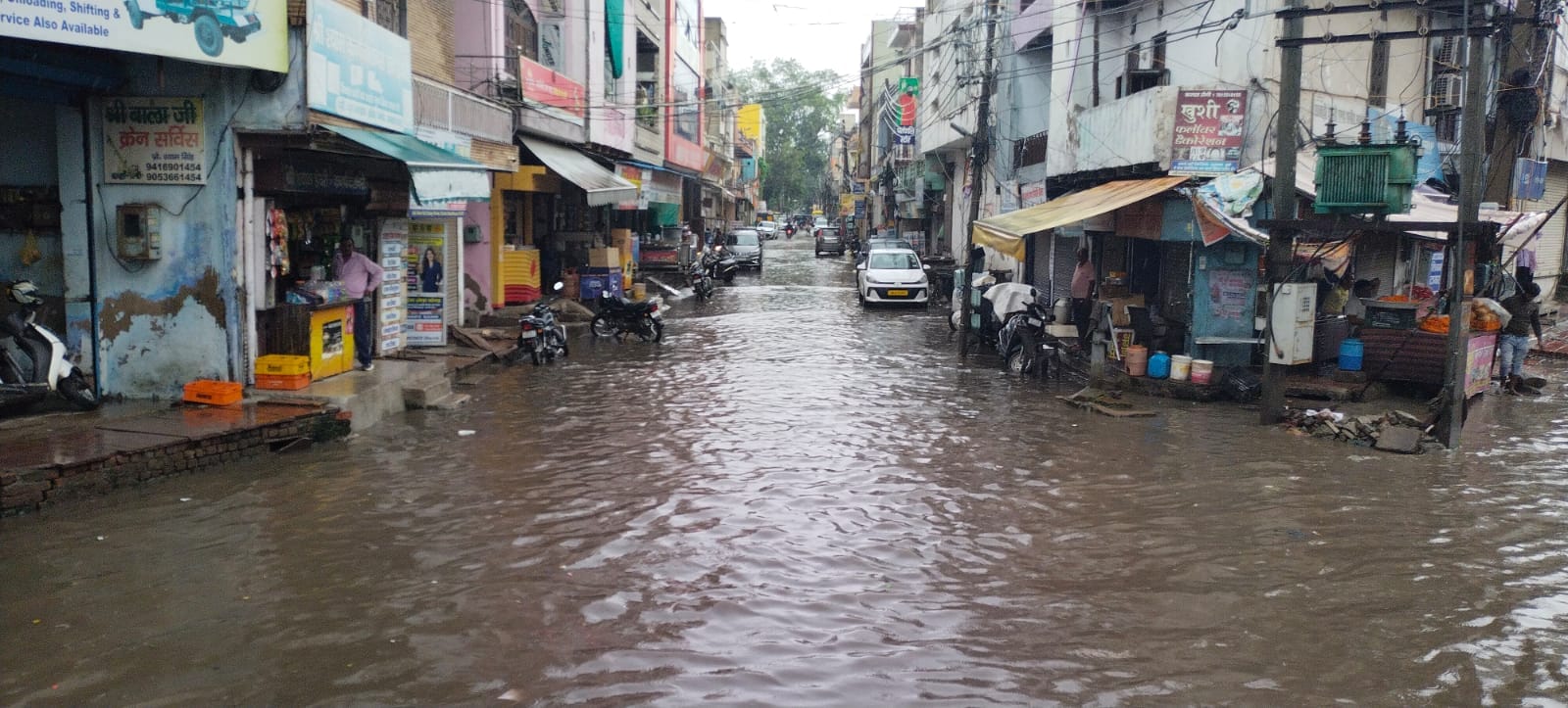 नाईवाली चौक के पास सब्जी मंडी में भरा बरसात का पानी। संवाद