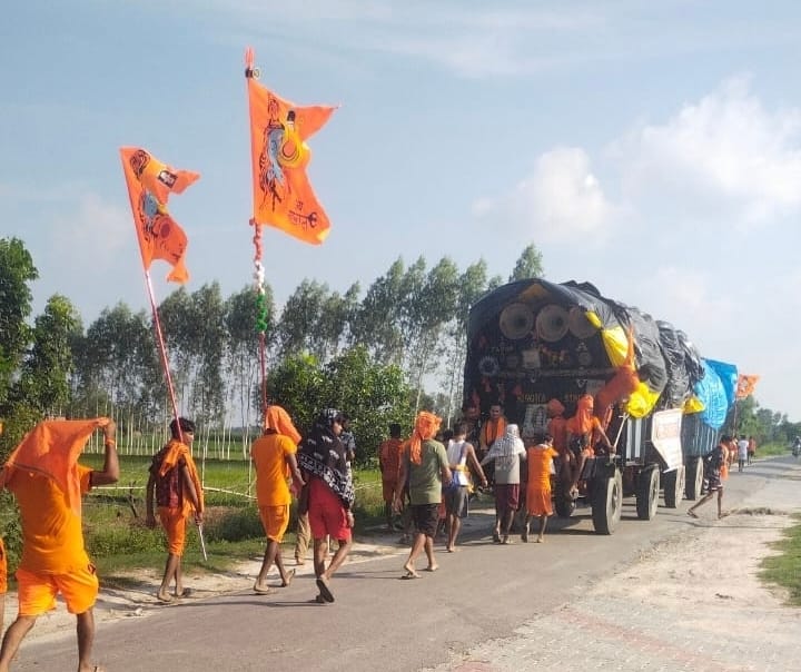 ओम और डमरू से सुशोभित लाइटों से जगमग शिव मंदिर मार्ग अलीगंज रोड। संवाद ओम और डमरू से सुशोभित लाइटों से जगमग शिव मंदिर मार्ग अलीगंज रोड। संवाद