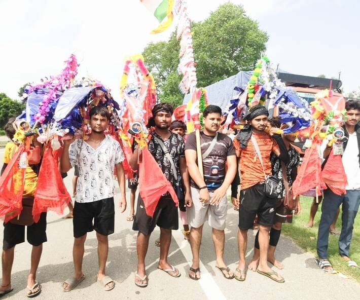 पांचाल घाट से 51 लीटर जल लेकर जलालाबाद के परशुराम मंदिर जाते श्रद्धालु। संवाद पांचाल घाट से 51 लीटर जल लेकर जलालाबाद के परशुराम मंदिर जाते श्रद्धालु। संवाद