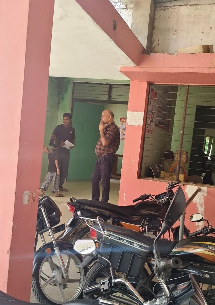 सीएचसी बिजुआ में हाथ से पंखा चलाती महिला। स्रोत : वीडियो ग्रैब