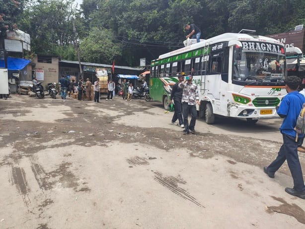 सोलन शहर के पुराने बस अड्डे पर पड़े गड्ढे। संवाद सोलन शहर के पुराने बस अड्डे पर पड़े गड्ढे। संवाद