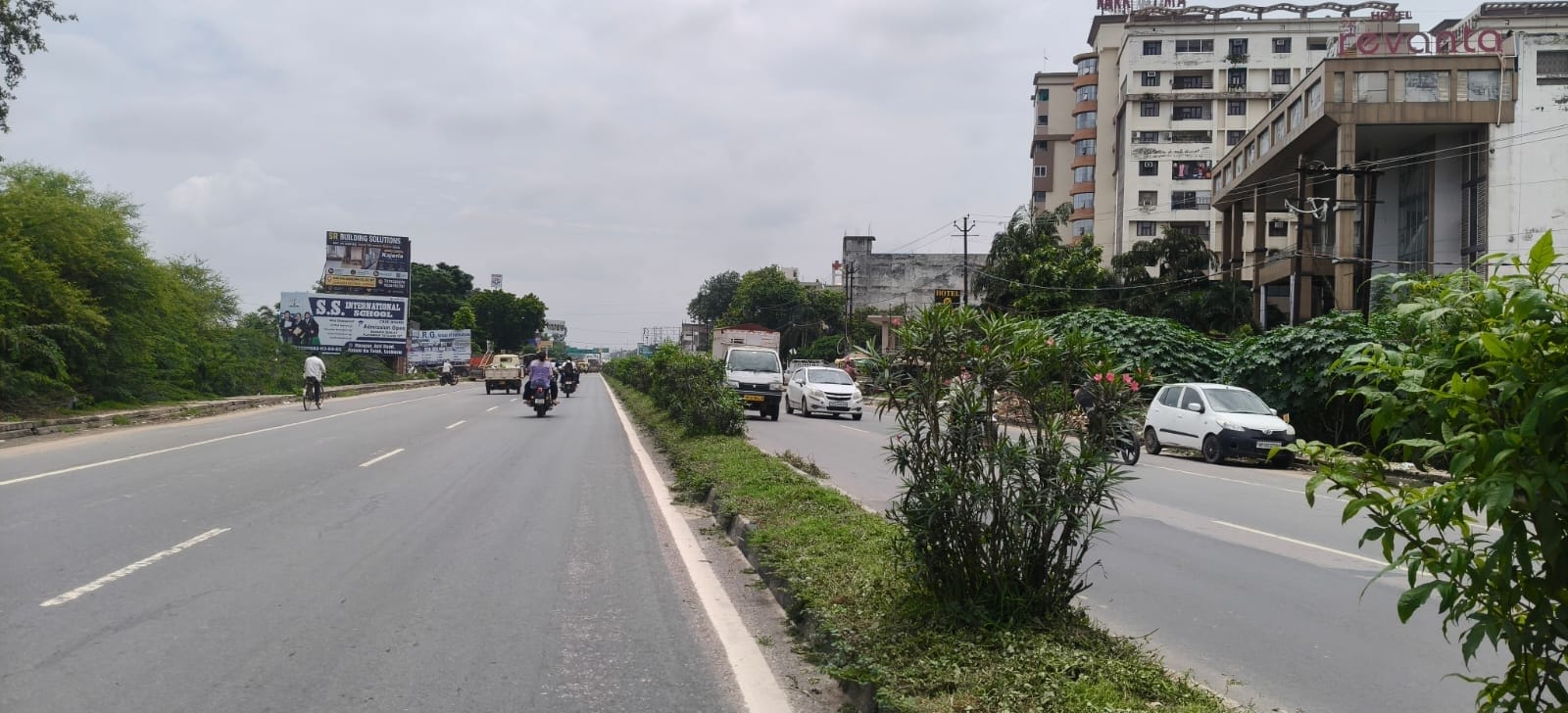 सीतापुर रोड पर भिठौली फ्लाइवर से शहरी सीमा के अंदर करीब एक किलोमीटर तक नहीं लगीं स्ट्रीट लाइट