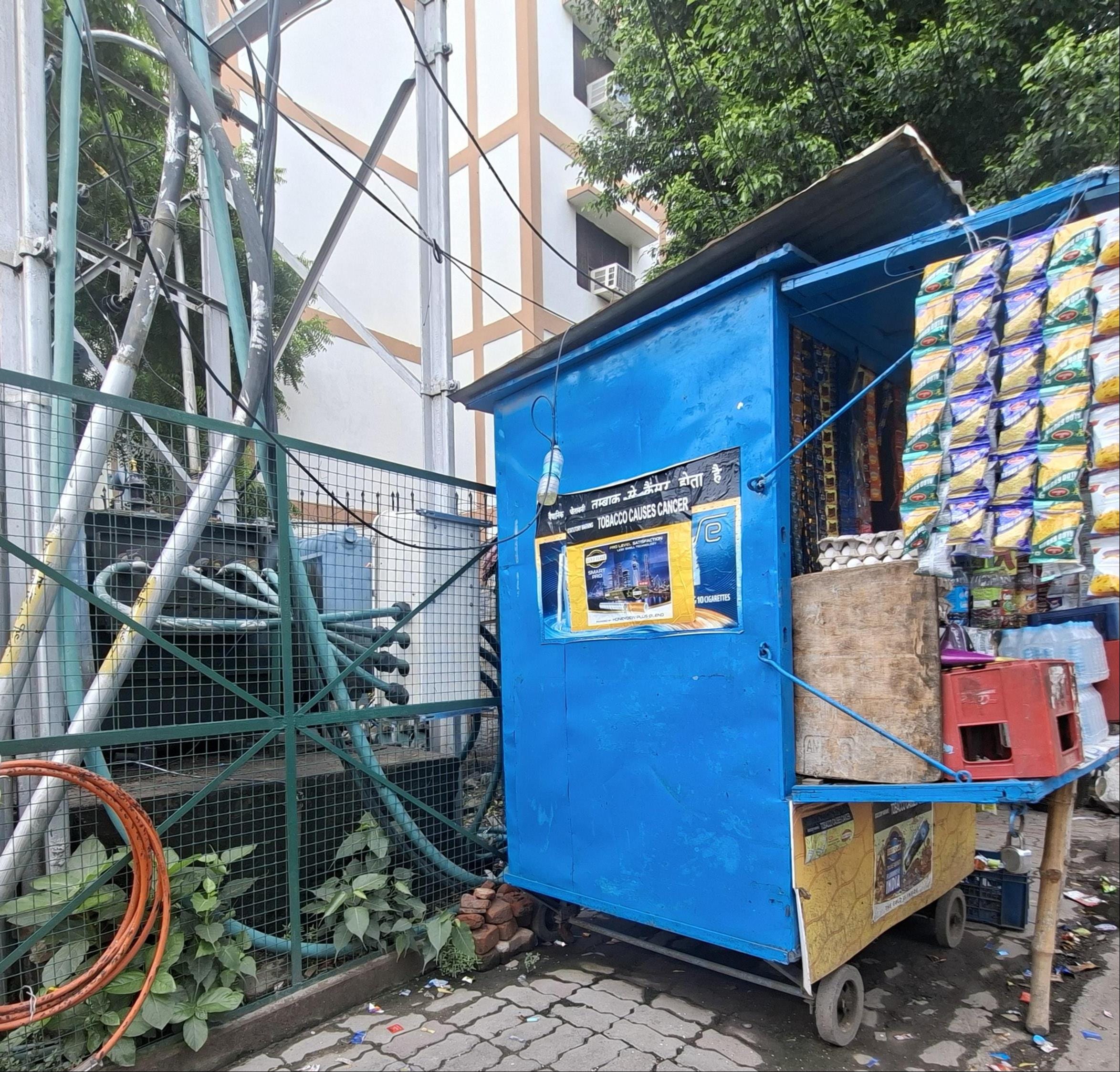 ट्रांसफार्मर के पास खुली गुमटी व लगे ठेले। ट्रांसफार्मर के पास खुली गुमटी व लगे ठेले।