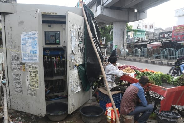 ट्रांसफार्मर के पास खुली गुमटी व लगे ठेले। ट्रांसफार्मर के पास खुली गुमटी व लगे ठेले।