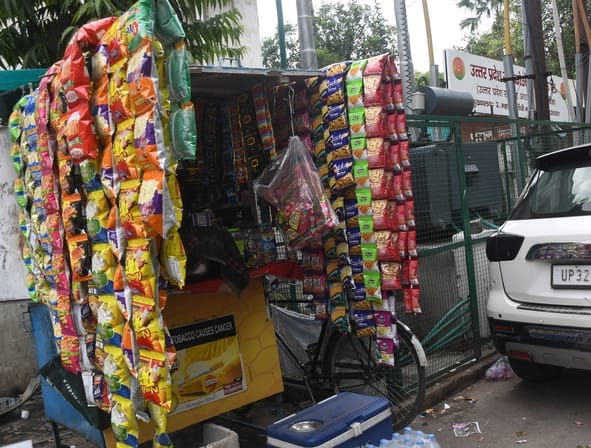 ट्रांसफार्मर के पास खुली गुमटी व लगे ठेले। ट्रांसफार्मर के पास खुली गुमटी व लगे ठेले।