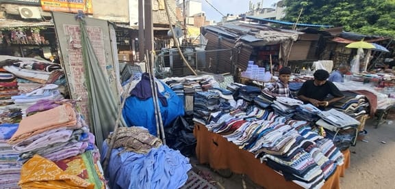 ट्रांसफार्मर के पास खुली गुमटी व लगे ठेले। ट्रांसफार्मर के पास खुली गुमटी व लगे ठेले।