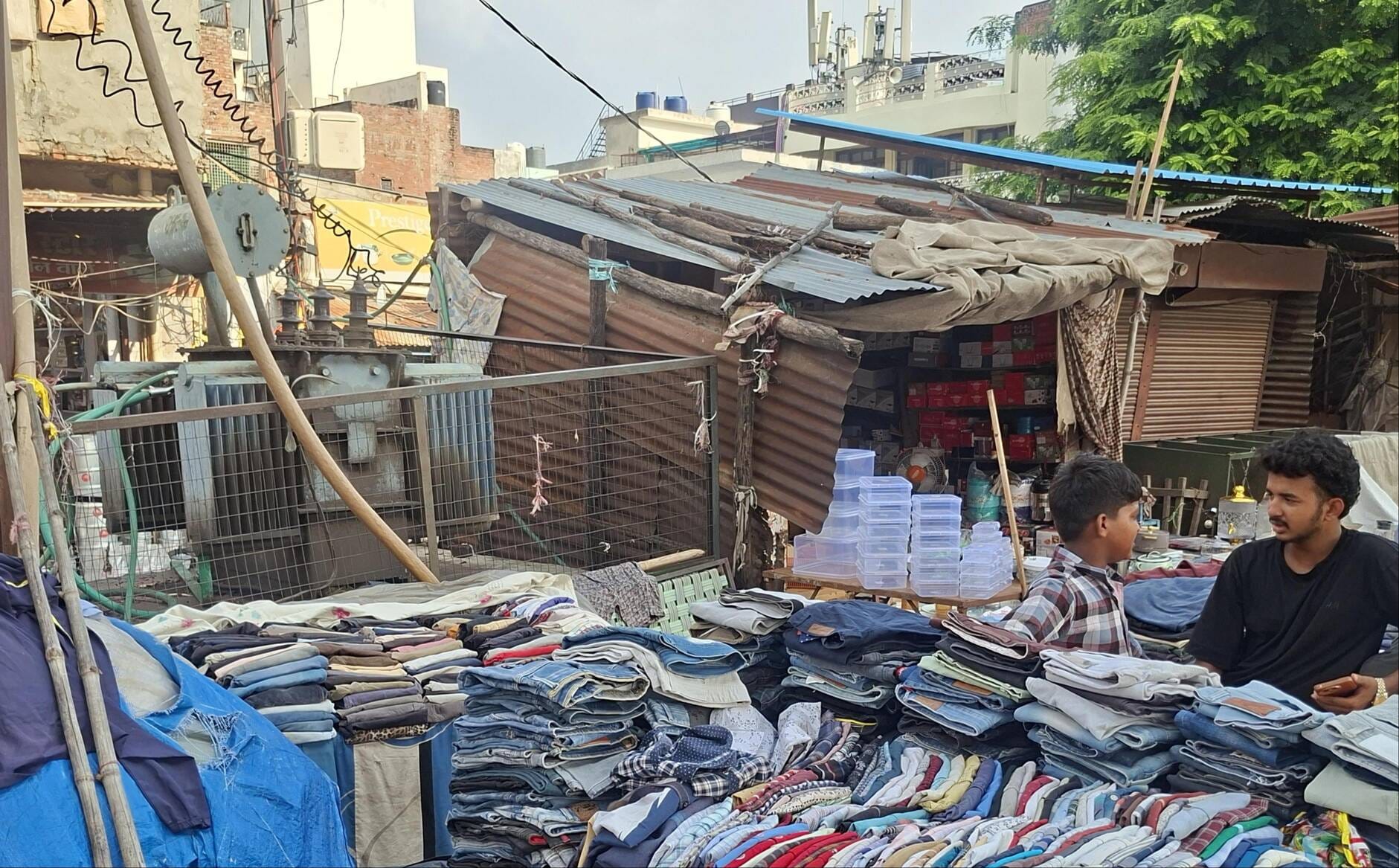 ट्रांसफार्मर के पास खुली गुमटी व लगे ठेले। ट्रांसफार्मर के पास खुली गुमटी व लगे ठेले।