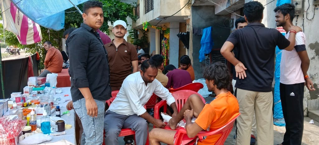 दौराला - हाईवे पर 108 एंबुलेंस में कांवड़ियों का किया जा रहा उपचार। स्रोत : स्वयं दौराला - हाईवे पर 108 एंबुलेंस में कांवड़ियों का किया जा रहा उपचार। स्रोत : स्वयं