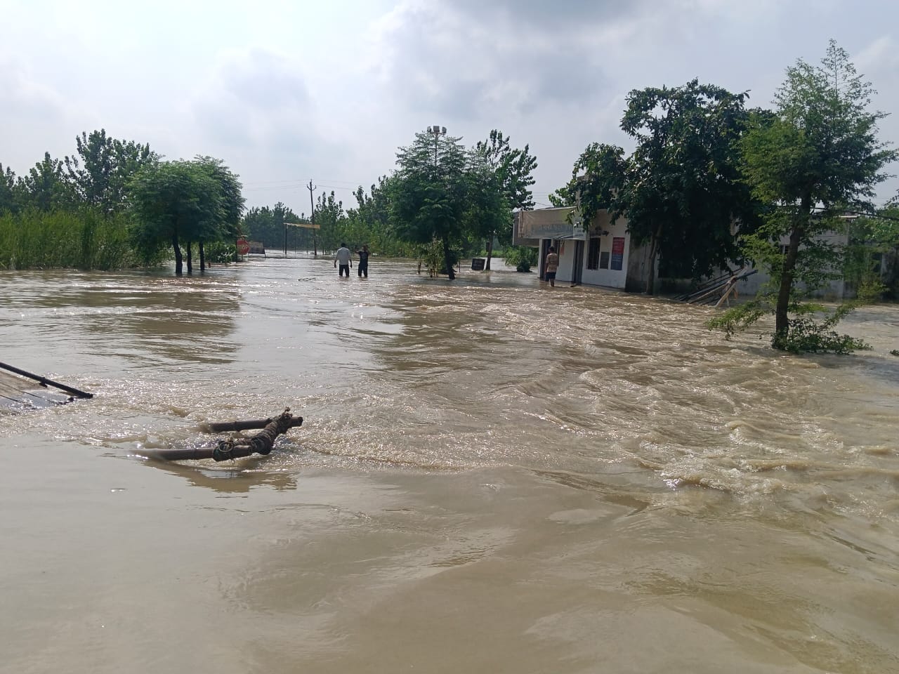 दूसरे दिन कम हुआ गंगा का जलस्तर स्रोत संवाद दूसरे दिन कम हुआ गंगा का जलस्तर स्रोत संवाद