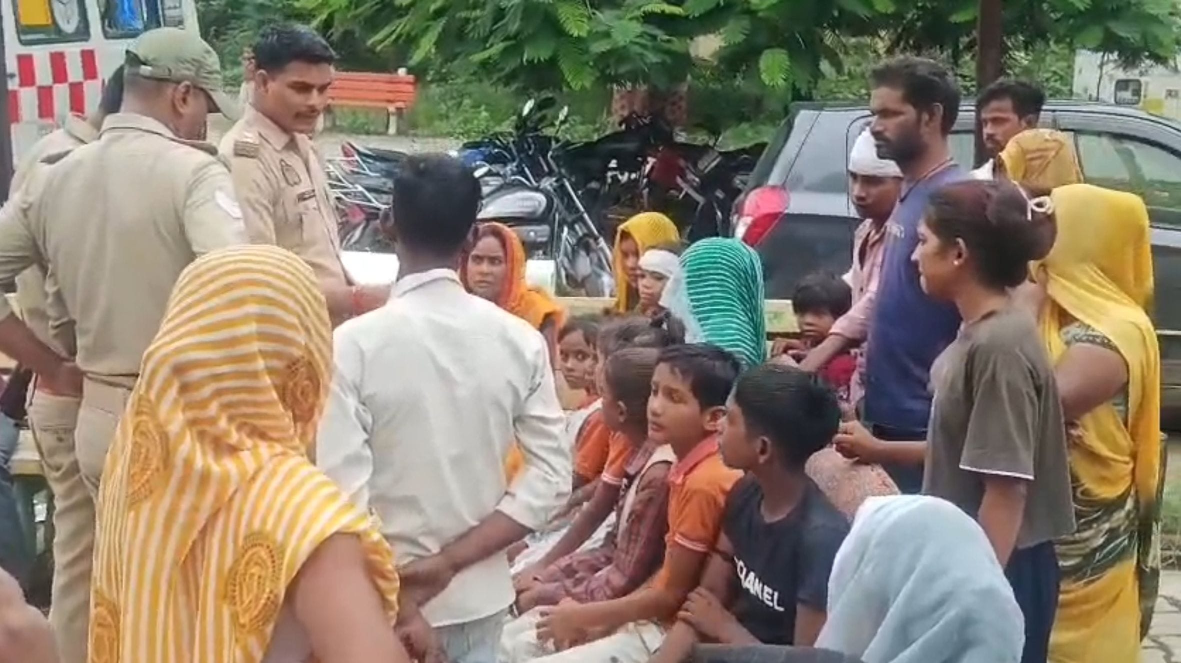 ऊंचाहार कोतवाली क्षेत्र में बीकरगढ़ तिराहे के पास पुलिया से टकराई बच्चों को ले जा रही स्कूली वै ऊंचाहार कोतवाली क्षेत्र में बीकरगढ़ तिराहे के पास पुलिया से टकराई बच्चों को ले जा रही स्कूली वै