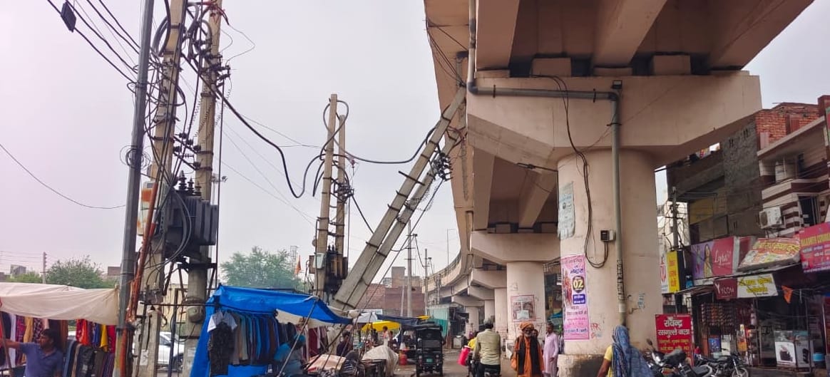 33-रोहतक के मॉडल टाउन स्थित डबल पार्क के पास जलभराव से बंद स्कूटी को लेकर जाता राहगीर। संवाद