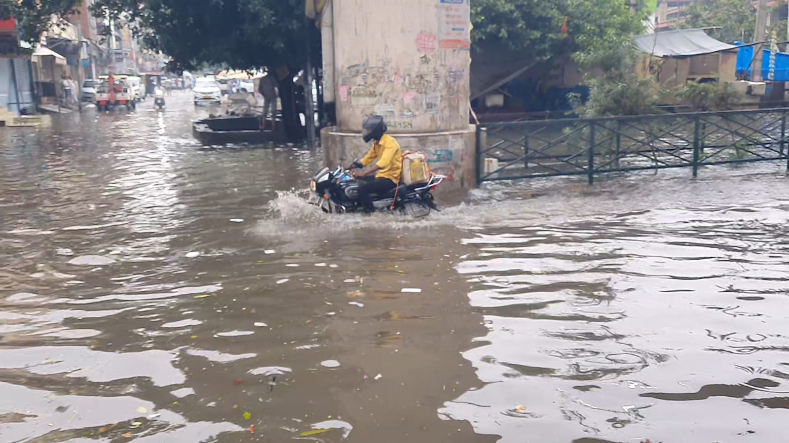 33-रोहतक के मॉडल टाउन स्थित डबल पार्क के पास जलभराव से बंद स्कूटी को लेकर जाता राहगीर। संवाद