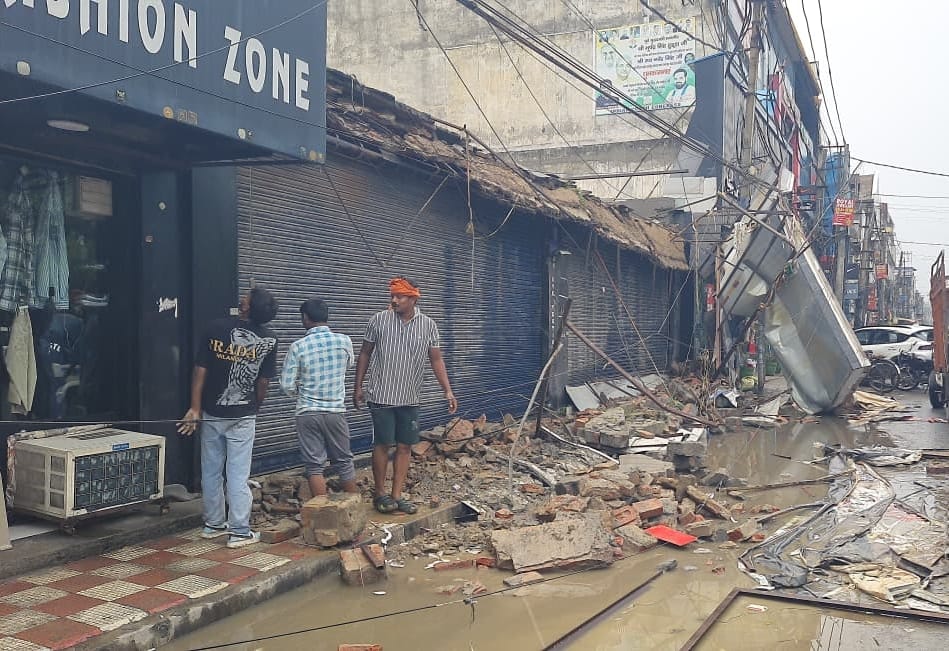 33-रोहतक के मॉडल टाउन स्थित डबल पार्क के पास जलभराव से बंद स्कूटी को लेकर जाता राहगीर। संवाद
