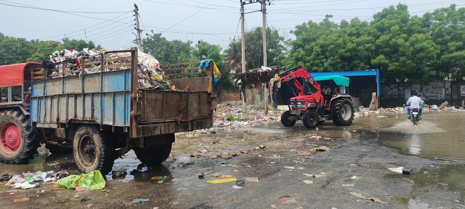 51-माता दरवाजा चौक पर बारिश के बाद फैला कचरा। संवाद 51-माता दरवाजा चौक पर बारिश के बाद फैला कचरा। संवाद