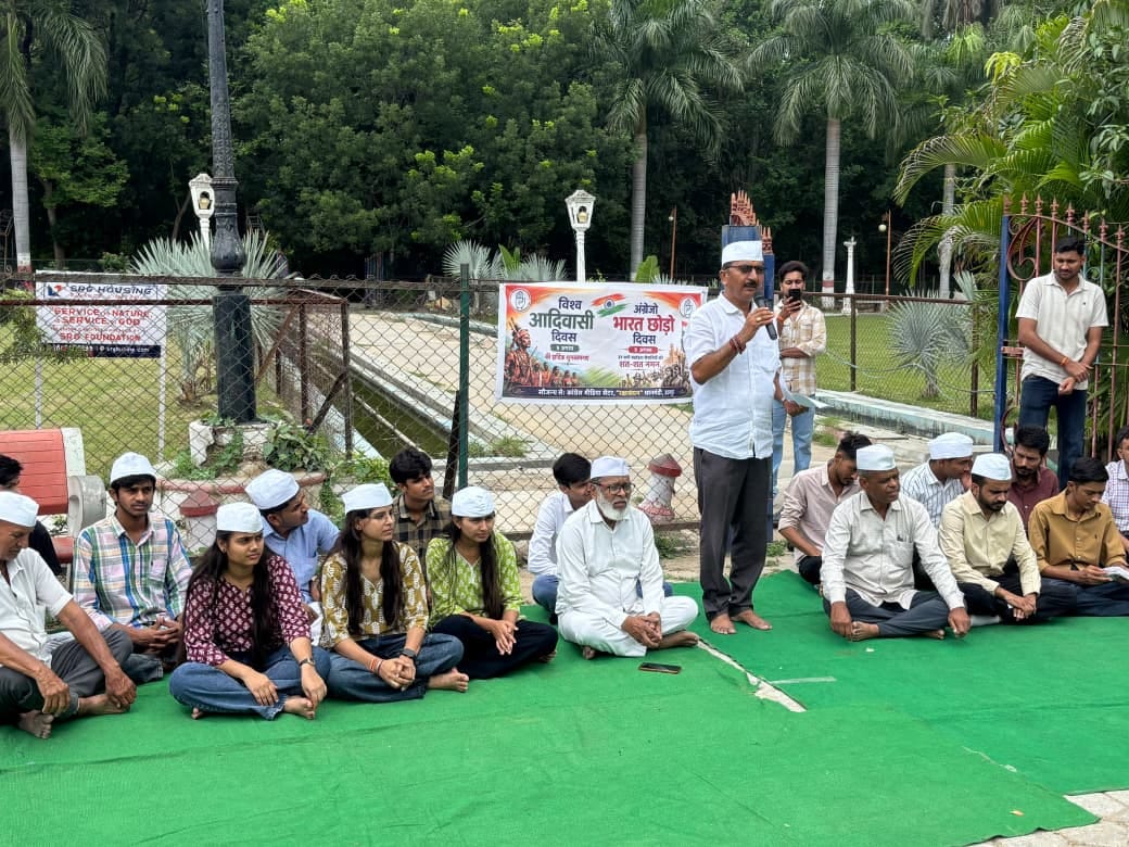 अगस्त क्रांति दिवस और विश्व आदिवासी दिवस पर शहीदों को नमन, गांधी प्रतिमा पर अर्पित किए पुष्प