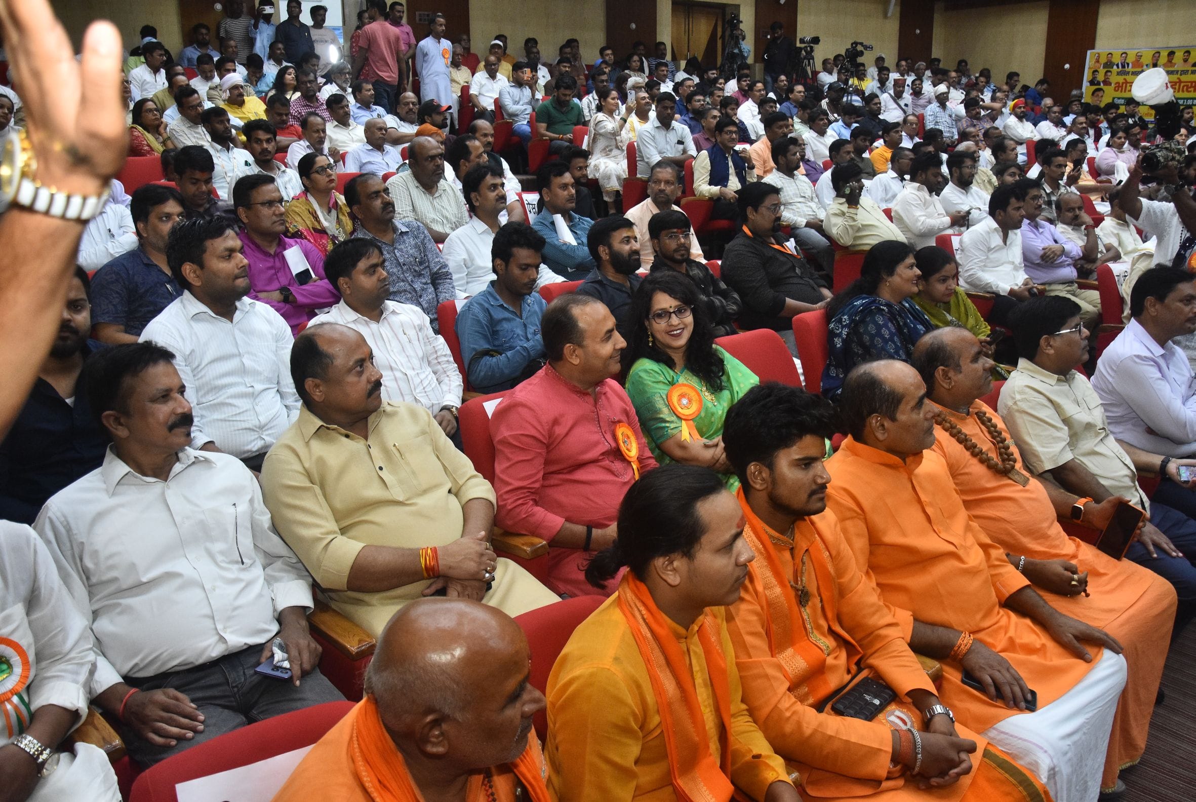 अखिल भारतीय भोजपुरी समाज ने शनिवार को हजरतगंज स्थित पीडब्ल्यूडी के विश्वेश्वरैया प्रेक्षागृह मे