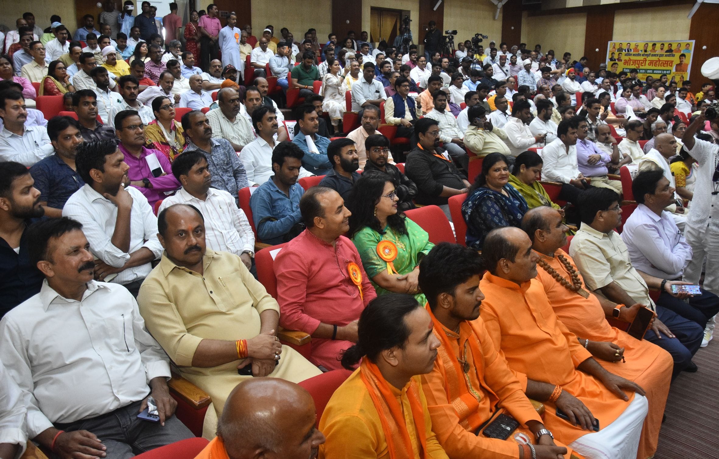 अखिल भारतीय भोजपुरी समाज ने शनिवार को हजरतगंज स्थित पीडब्ल्यूडी के विश्वेश्वरैया प्रेक्षागृह मे