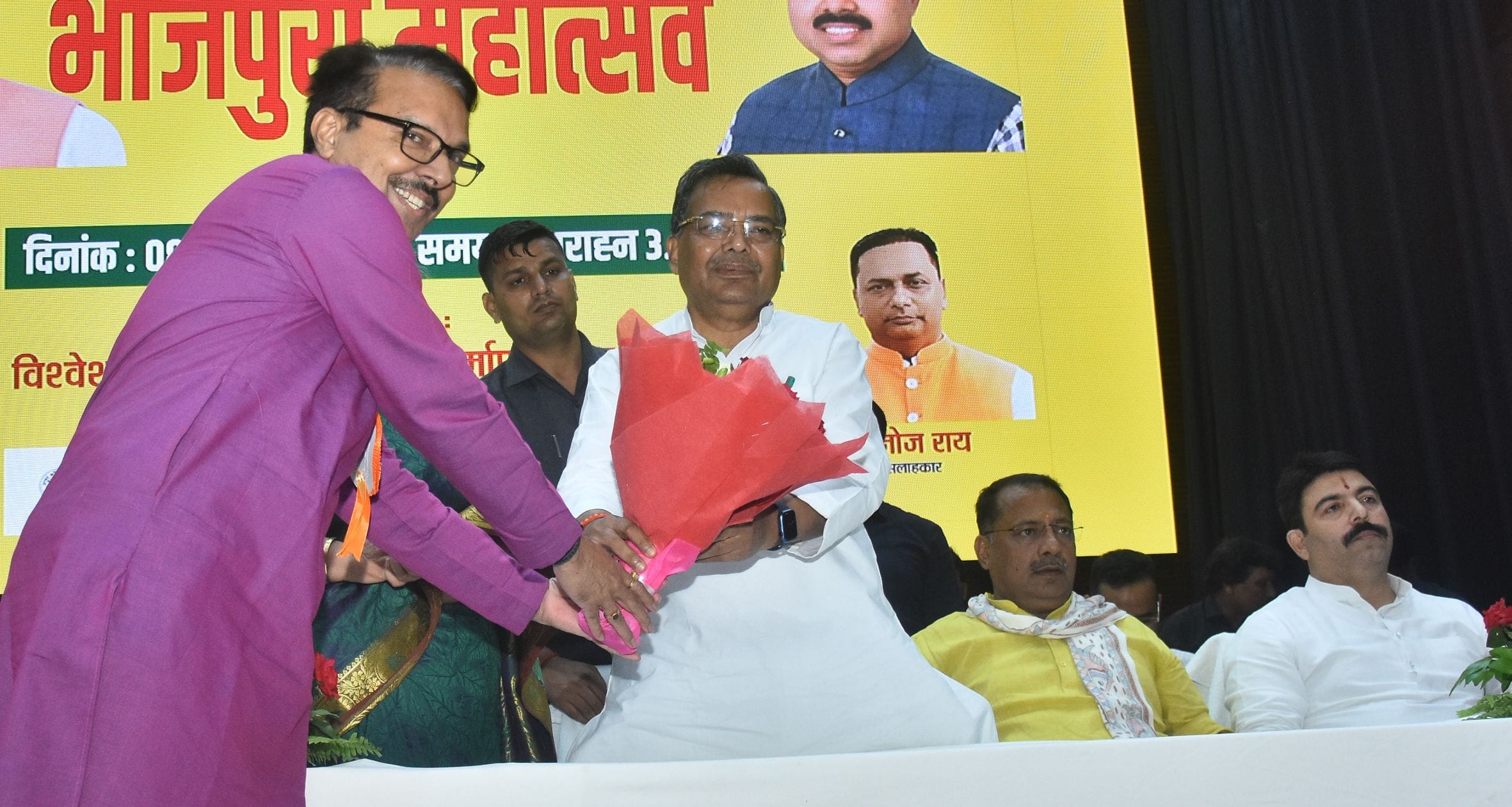 अखिल भारतीय भोजपुरी समाज ने शनिवार को हजरतगंज स्थित पीडब्ल्यूडी के विश्वेश्वरैया प्रेक्षागृह मे