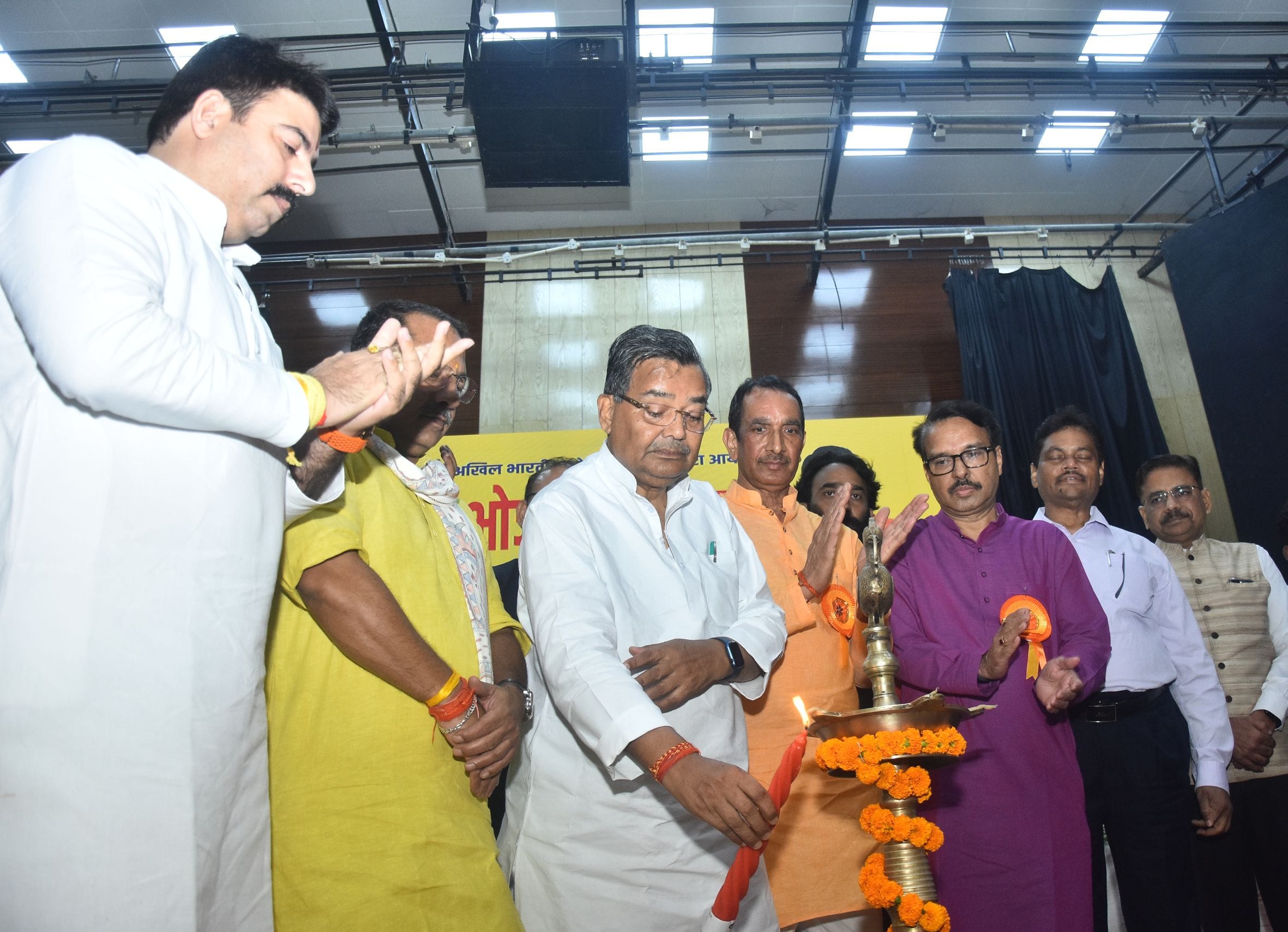 अखिल भारतीय भोजपुरी समाज ने शनिवार को हजरतगंज स्थित पीडब्ल्यूडी के विश्वेश्वरैया प्रेक्षागृह मे