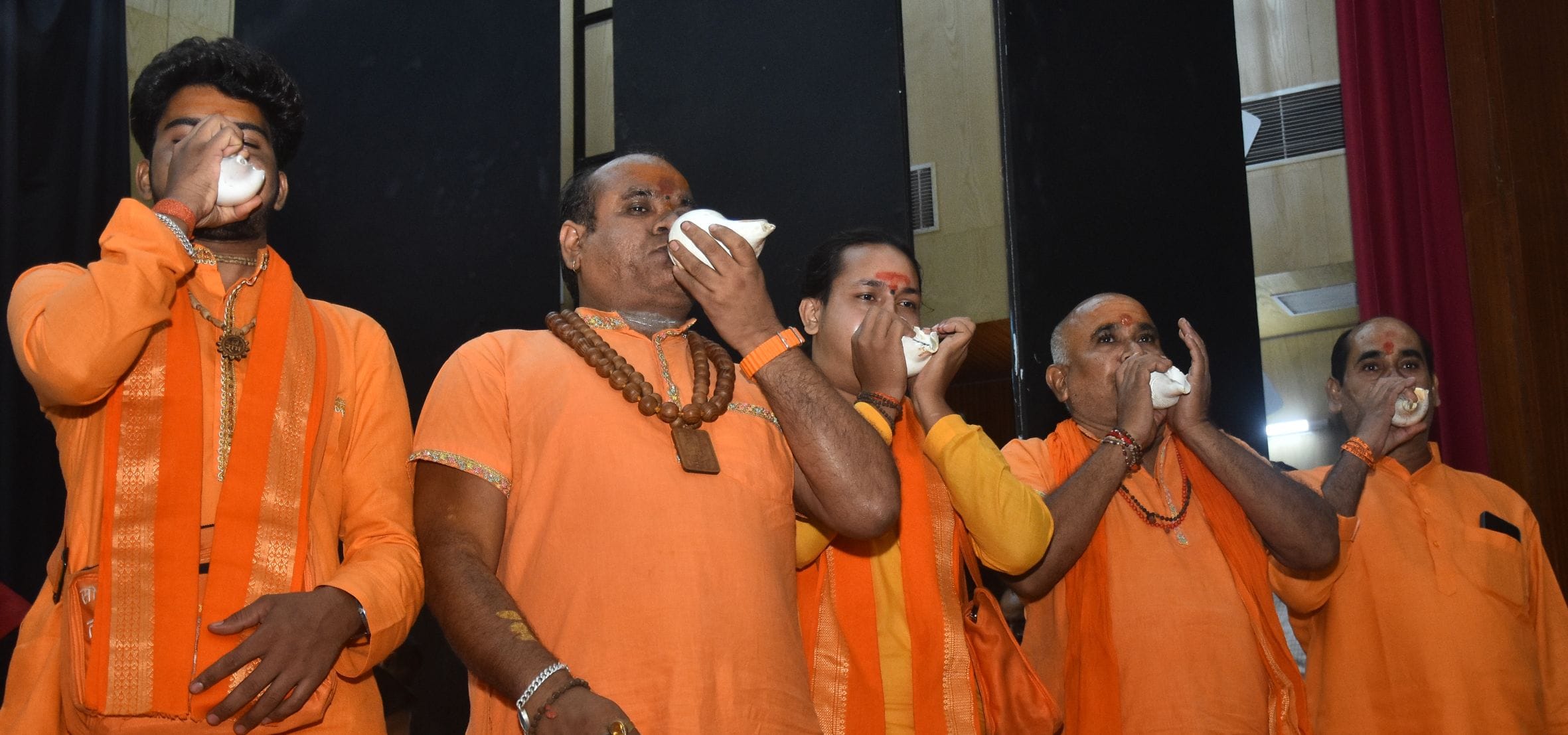 अखिल भारतीय भोजपुरी समाज ने शनिवार को हजरतगंज स्थित पीडब्ल्यूडी के विश्वेश्वरैया प्रेक्षागृह मे