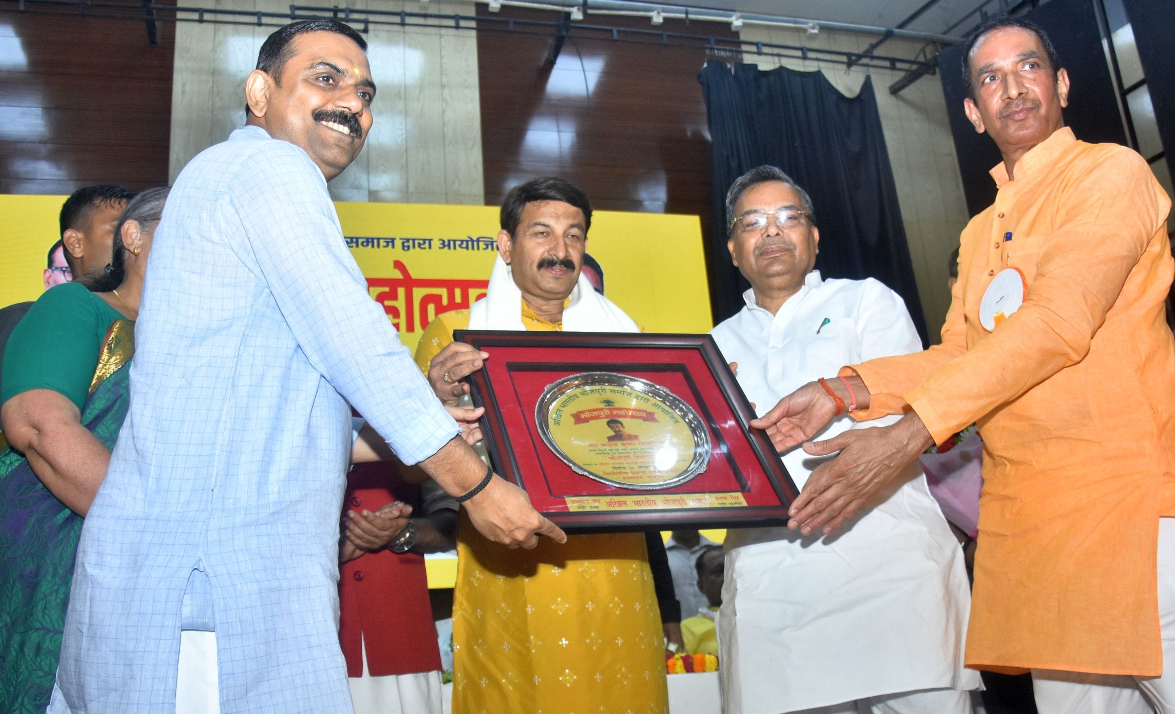 अखिल भारतीय भोजपुरी समाज ने शनिवार को हजरतगंज स्थित पीडब्ल्यूडी के विश्वेश्वरैया प्रेक्षागृह मे