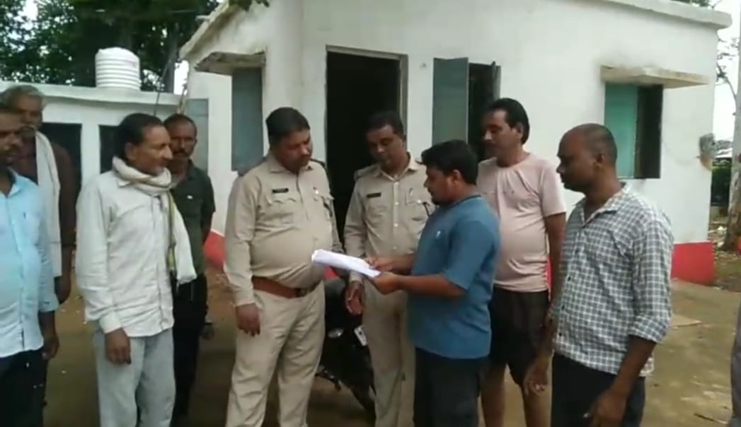 घटनास्थल का निरीक्षण करते वनकर्मी