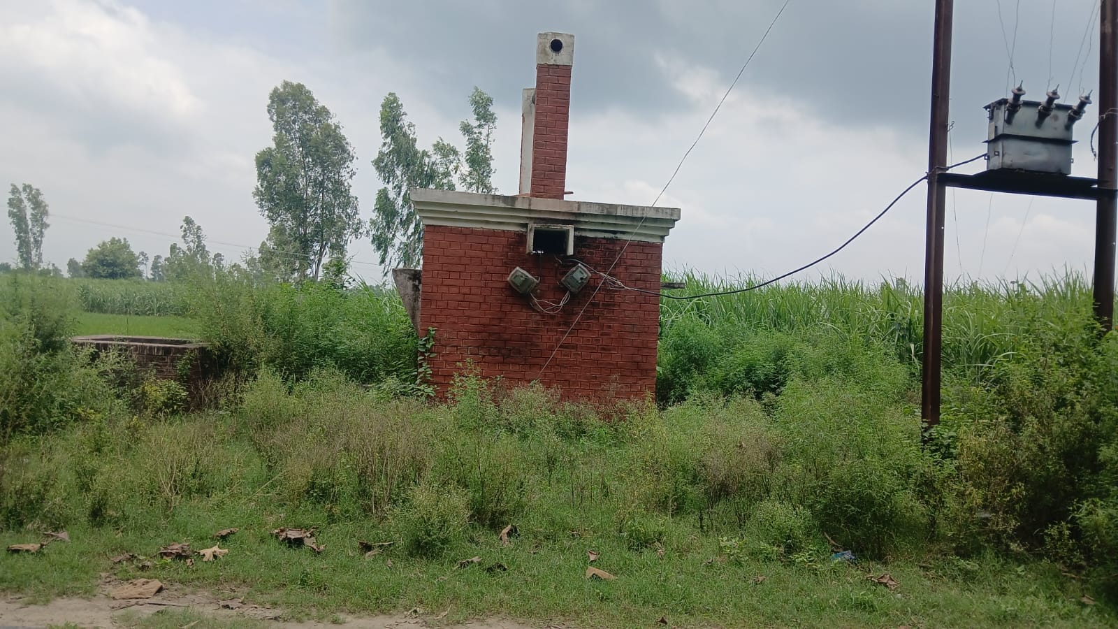 बेहजम के बहादुरपुर में कोठरी न होने से इस हाल में बिजली उपकरण। संवाद