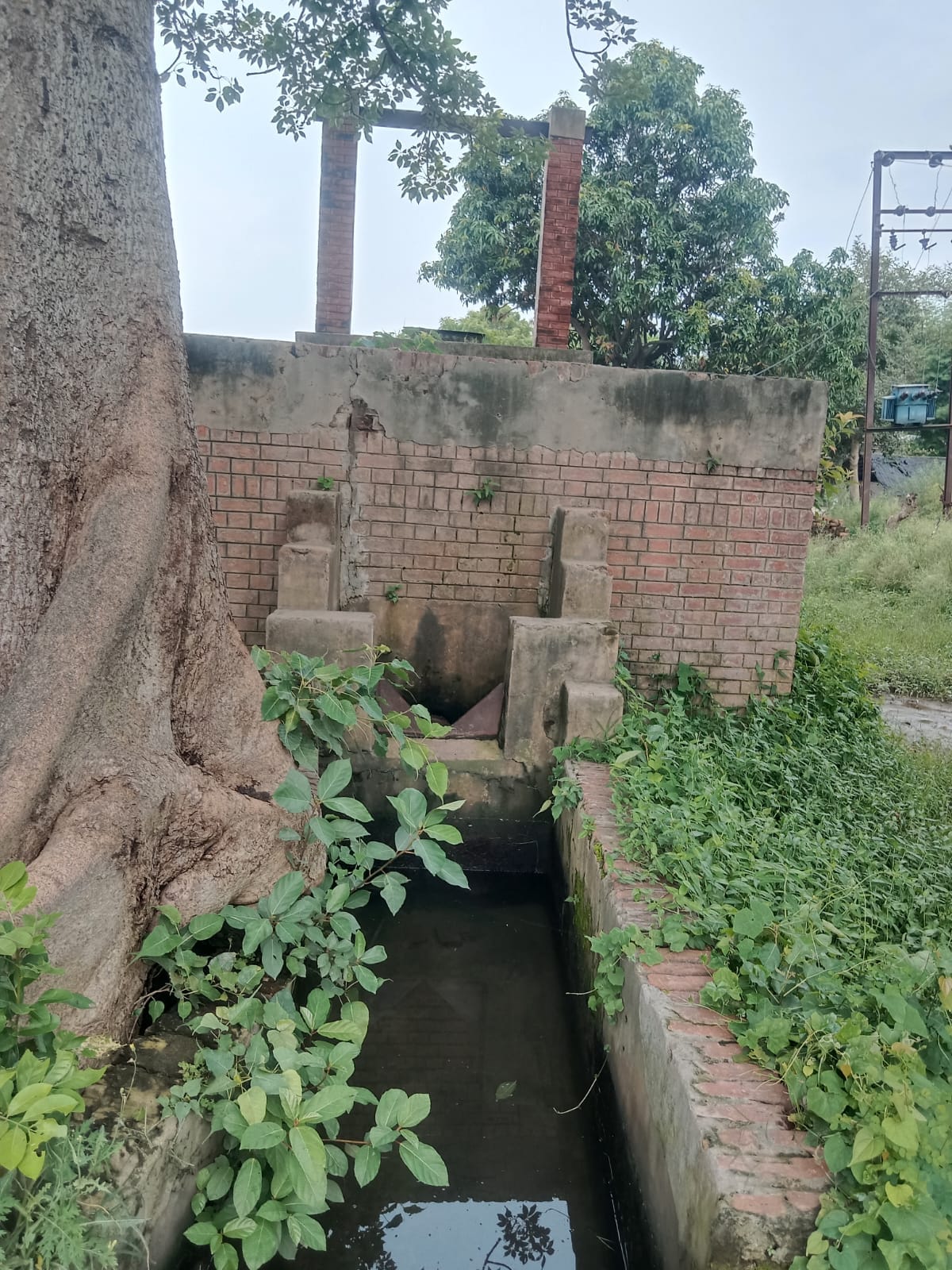 बेहजम के बहादुरपुर में कोठरी न होने से इस हाल में बिजली उपकरण। संवाद