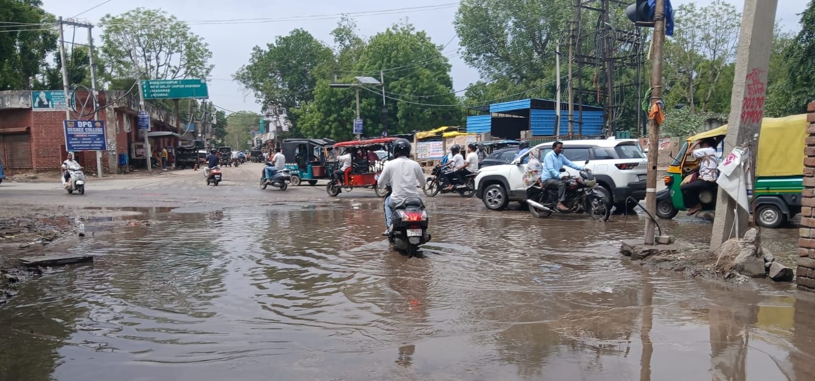 भाड़ावास गेट के पास भरा बरसात का पानी। संवाद