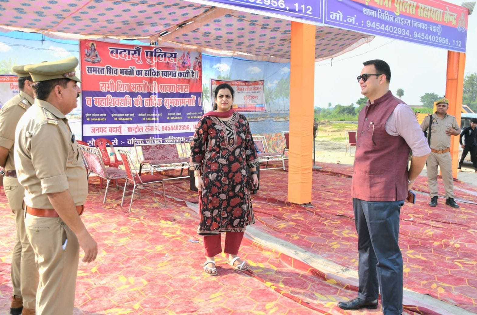 बुजुर्ग दादी को स्नान कराने के लिए जल ले जाते कांवड़िए। संवाद