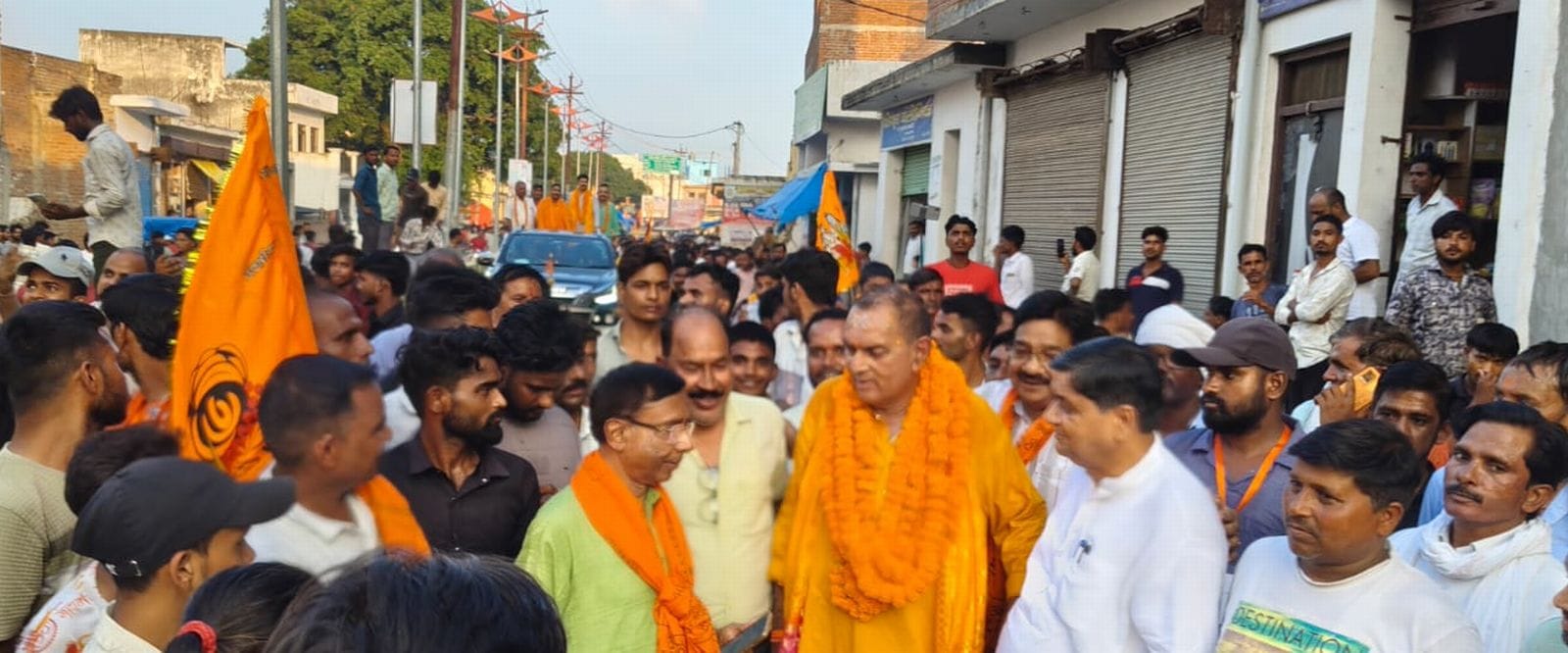बुजुर्ग दादी को स्नान कराने के लिए जल ले जाते कांवड़िए। संवाद