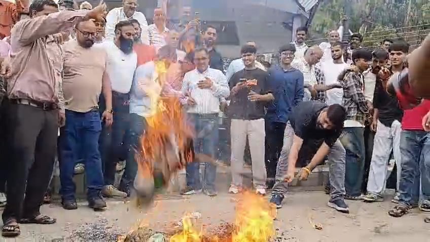 ब्लॉक कांग्रेस नादौन के कार्यकर्ता विधायक सुधीर शर्मा का पुतला जलाते हुए। स्रोत : कांग्रेस
