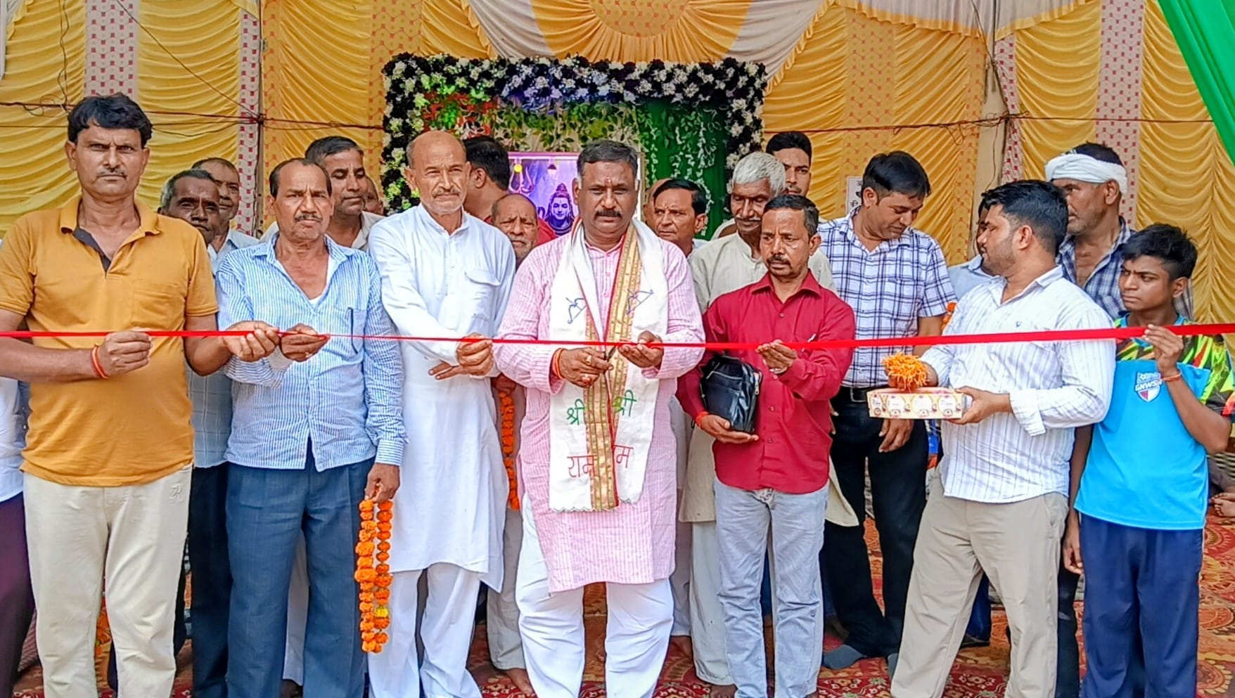 ए एस इंटर कालेज में कांवड सेवा शिविर का शुभारंब करते एसडीएम, सीओ आदि। (मवाना) ए एस इंटर कालेज में कांवड सेवा शिविर का शुभारंब करते एसडीएम, सीओ आदि। (मवाना)
