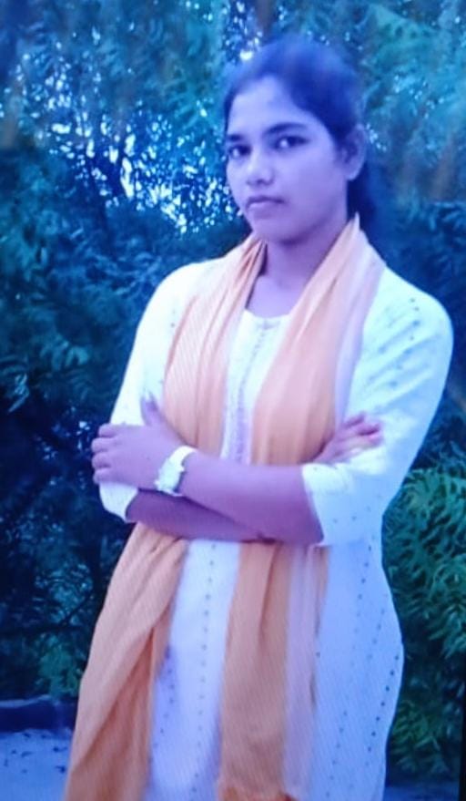 फोटो - 10 मृतक के घर के बाहर बैठे परिजन। संवाद