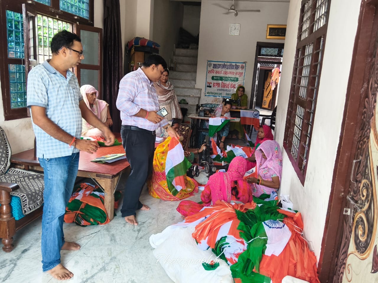 फोटो-16- तिरंगे तैयार करतीं समूह की महिलाएं। स्रोत:कर्मी फोटो-16- तिरंगे तैयार करतीं समूह की महिलाएं। स्रोत:कर्मी