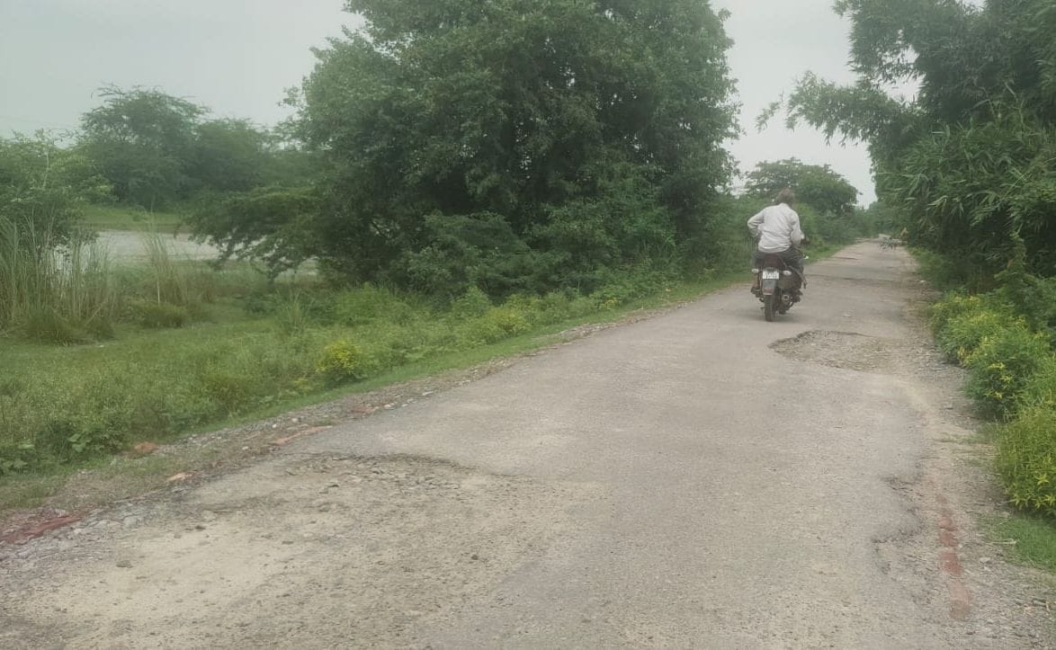 फोटो-20-पिपरोसा-शहजादपुर के बीच बनी सड़क की बाहर फैली गिट्टी। संवाद