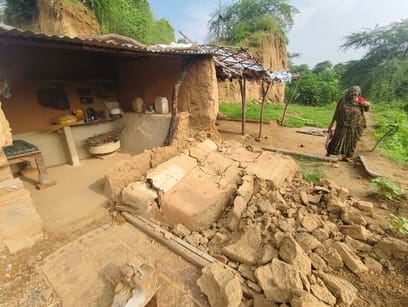 फोटो 28: बारिश के बाद नौगांवा में गिरा पक्का मकान। संवाद