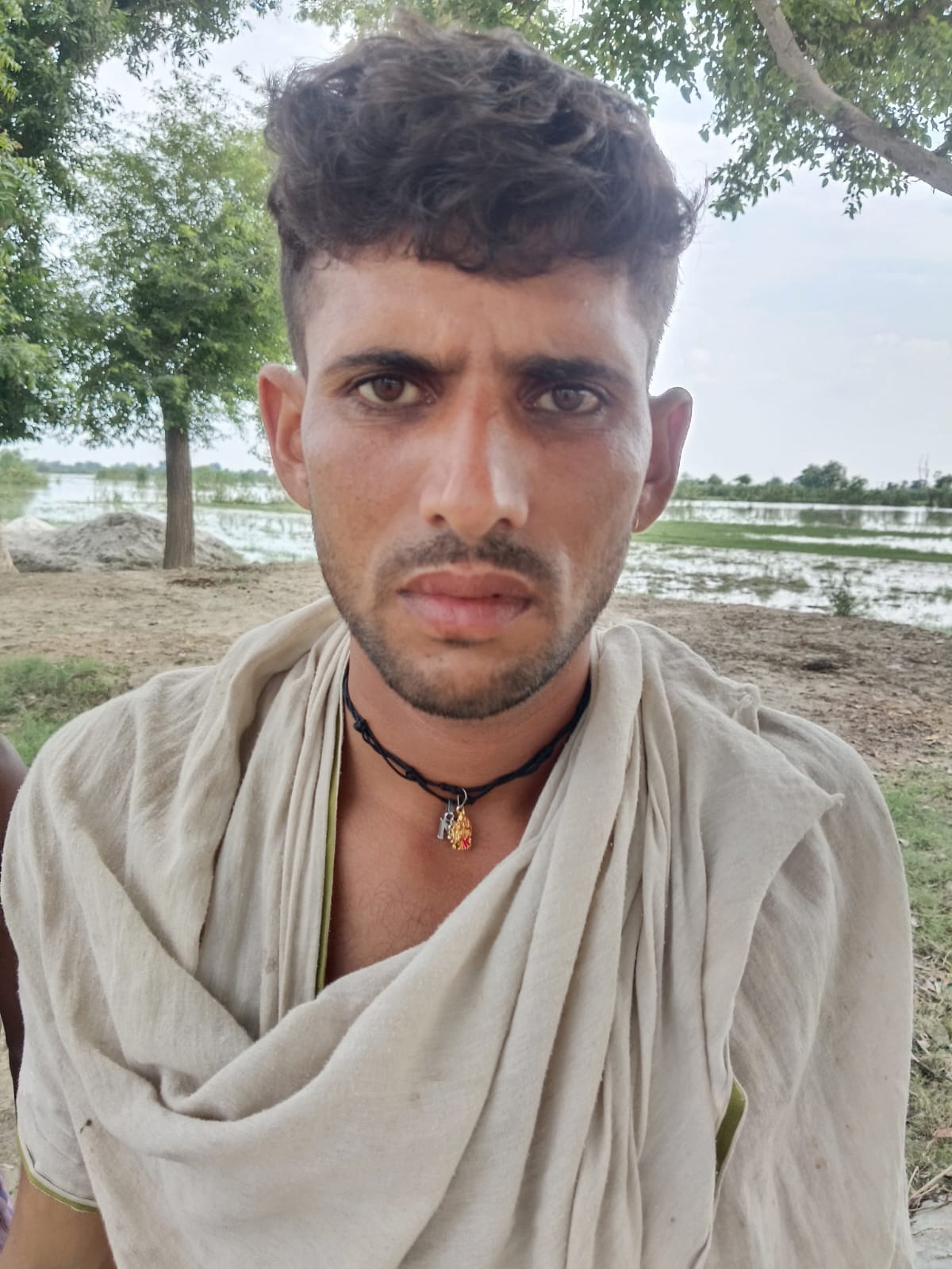 फोटो 45 - बाढ़ प्रभावित गांव नगला हंसी में बुखार से पीड़ित चारपाई लेटा बालक कृष्णा। स्रोत संवाद फोटो 45 - बाढ़ प्रभावित गांव नगला हंसी में बुखार से पीड़ित चारपाई लेटा बालक कृष्णा। स्रोत संवाद