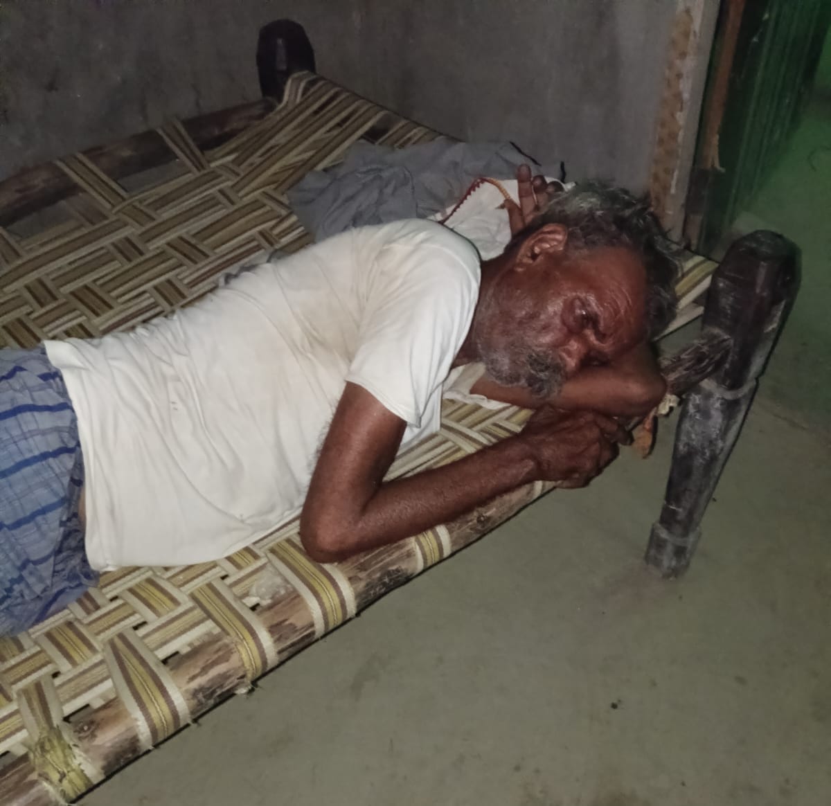 फोटो 45 - बाढ़ प्रभावित गांव नगला हंसी में बुखार से पीड़ित चारपाई लेटा बालक कृष्णा। स्रोत संवाद फोटो 45 - बाढ़ प्रभावित गांव नगला हंसी में बुखार से पीड़ित चारपाई लेटा बालक कृष्णा। स्रोत संवाद