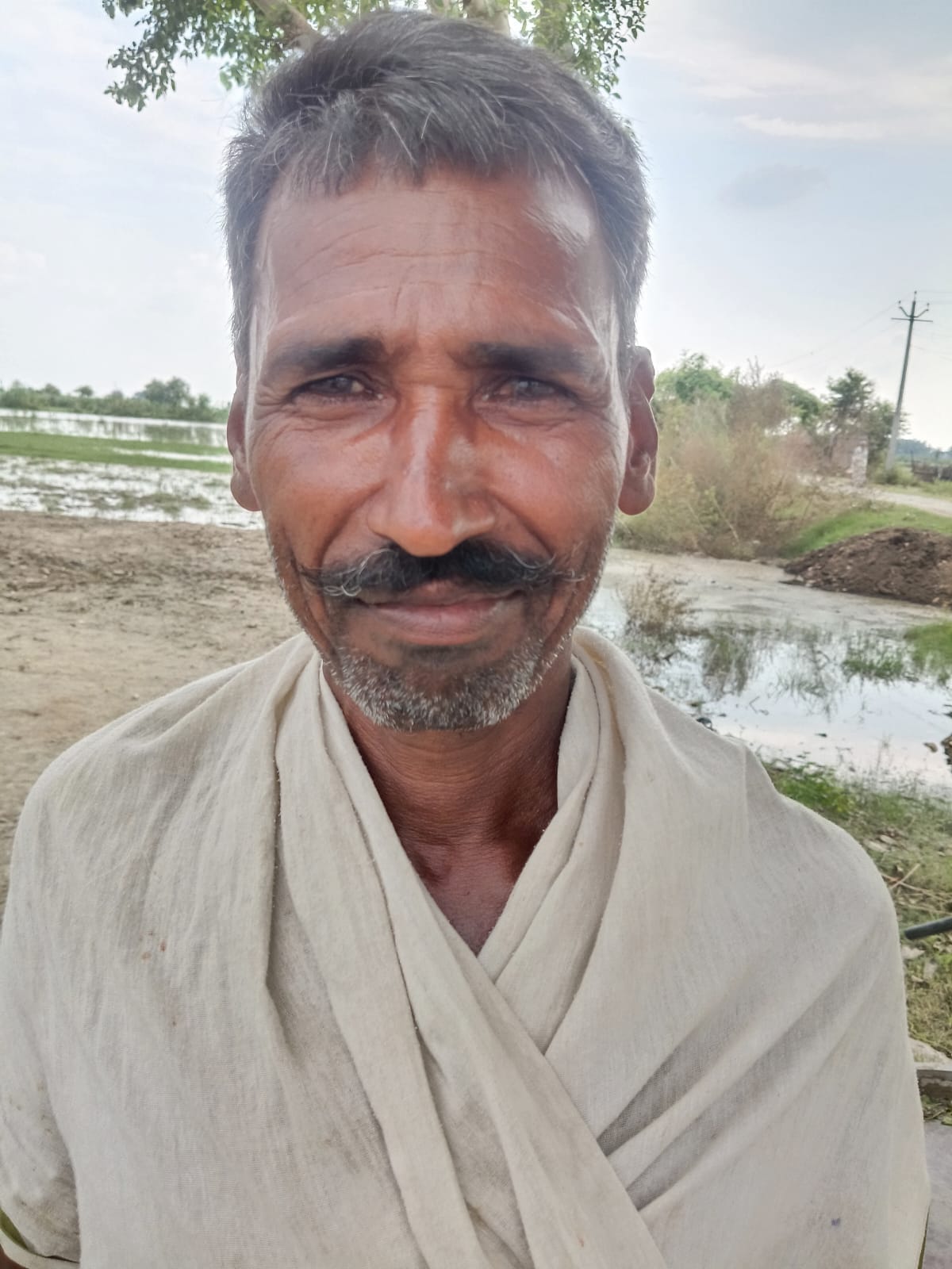 फोटो 45 - बाढ़ प्रभावित गांव नगला हंसी में बुखार से पीड़ित चारपाई लेटा बालक कृष्णा। स्रोत संवाद फोटो 45 - बाढ़ प्रभावित गांव नगला हंसी में बुखार से पीड़ित चारपाई लेटा बालक कृष्णा। स्रोत संवाद