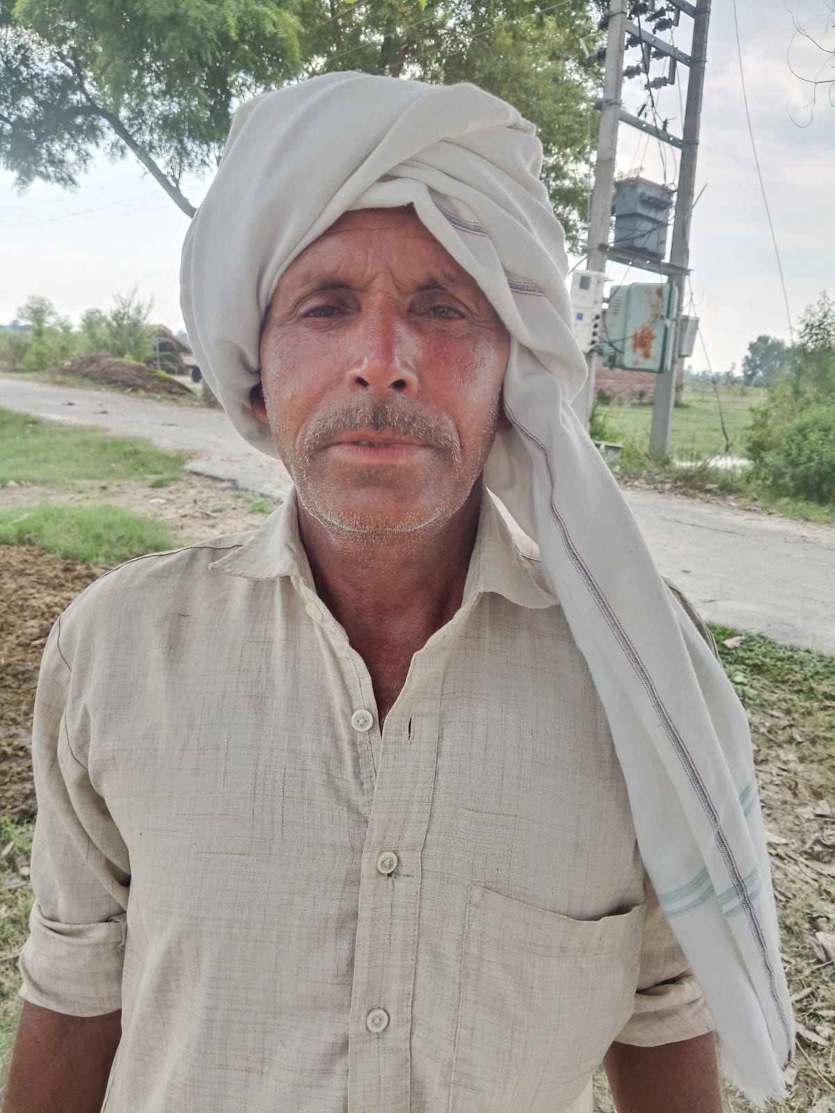 फोटो 45 - बाढ़ प्रभावित गांव नगला हंसी में बुखार से पीड़ित चारपाई लेटा बालक कृष्णा। स्रोत संवाद फोटो 45 - बाढ़ प्रभावित गांव नगला हंसी में बुखार से पीड़ित चारपाई लेटा बालक कृष्णा। स्रोत संवाद