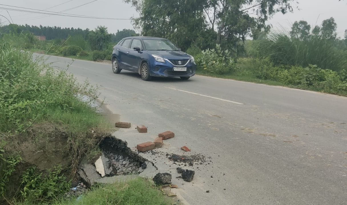 फोटो-7-त्रिभुवनखेड़ा मार्ग में दलदल के बीच से निकलता ऑटो। संवाद