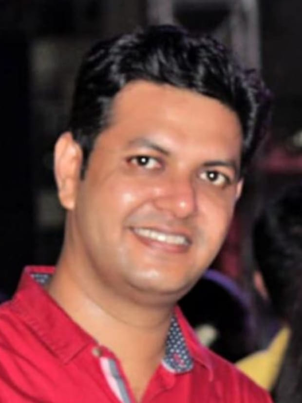 ग्रेटर नोएडा वेस्ट स्थित किसान चौक पर निर्माणाधीन अंडरपास के ऊपर टूटी पड़ी रोड । अमर उजाला