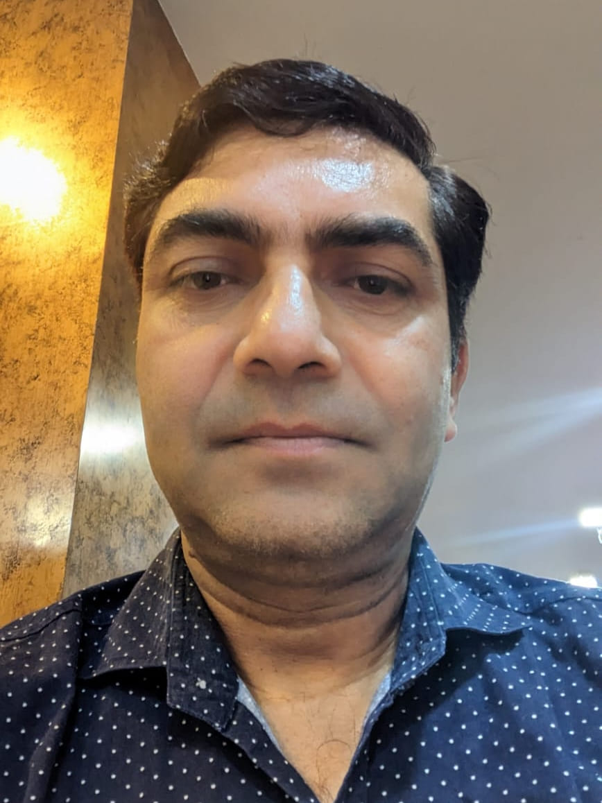 ग्रेटर नोएडा वेस्ट स्थित किसान चौक पर निर्माणाधीन अंडरपास के ऊपर टूटी पड़ी रोड । अमर उजाला