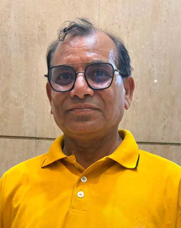 ग्रेटर नोएडा वेस्ट स्थित किसान चौक पर निर्माणाधीन अंडरपास के ऊपर टूटी पड़ी रोड । अमर उजाला