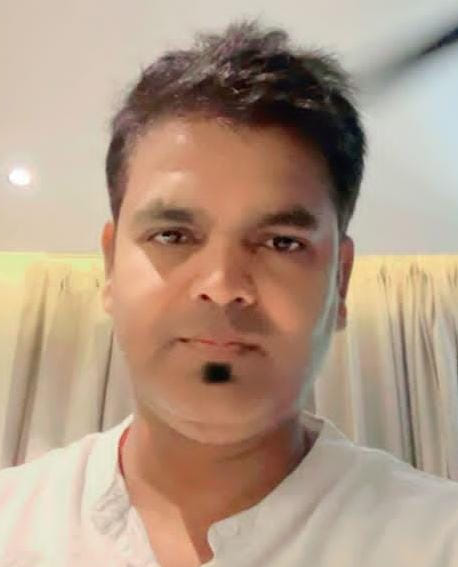 ग्रेटर नोएडा वेस्ट स्थित किसान चौक पर निर्माणाधीन अंडरपास के ऊपर टूटी पड़ी रोड । अमर उजाला