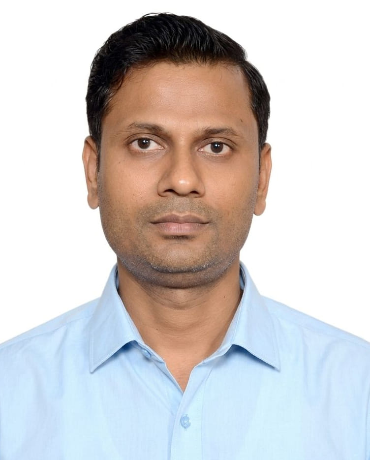 ग्रेटर नोएडा वेस्ट स्थित किसान चौक पर निर्माणाधीन अंडरपास के ऊपर टूटी पड़ी रोड । अमर उजाला