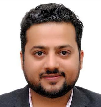 ग्रेटर नोएडा वेस्ट स्थित किसान चौक पर निर्माणाधीन अंडरपास के ऊपर टूटी पड़ी रोड । अमर उजाला